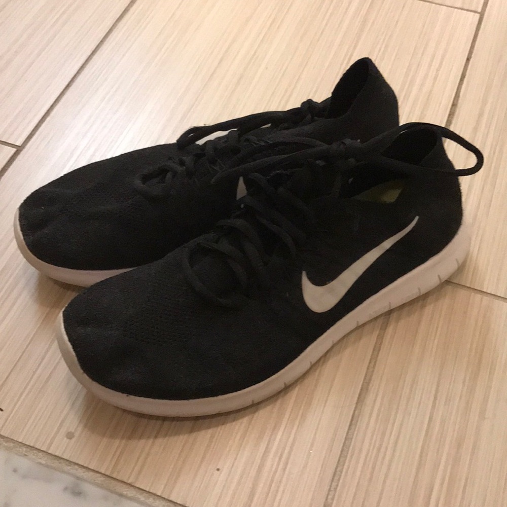 Black nike tennis shoes